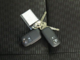 電子キーをポケットやカバンに入れているだけで、ドアの開錠・施錠が行えます。荷物を抱えていてもラクラク開閉です。エンジン始動も行えます。