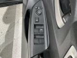 狭い駐車場で便利な電動格納ドアミラーが付いています。
