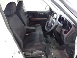 フロントシートはベンチシートで運転席と助手席の移動が簡単です。真ん中にはアームレストも装備されています!またシートの高さも調整もできます。