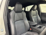 高いホールド性で運転姿勢が安定します。長距離ドライブでも疲れにくいのが魅力です。