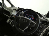 ドライバーを包み込むようなデザイン。運転していて安心感、高級感を感じられるコックピットです。