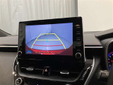 車庫入れなど後進運転時に死角をモニターで確認ができて安全です♪ ステアリング操作の参考になるガイド線も表示しますので車庫入れがニガテな方も安心ですネ!