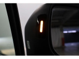左右の後方から車やオートバイが近づくとミラーの内側が光りドライバーに注意喚起をしてくれます。