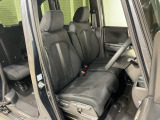乗降がしやすい運転席。高さが調節できて小柄な方でも運転しやすいポジションをとることができます。