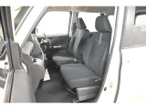 運転席・助手席周りです。きれいに清掃されて使用歴も気になりません。