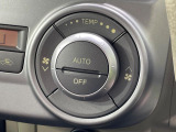 【オートエアコン】一度お好みの温度に設定すれば、車内の温度を検知し風量や温度を自動で調整。暑い&hellip;寒い&hellip;と何度もスイッチ操作をする必要はありません。快適な車内空間には必須の機能ですね♪