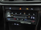 運転席側、助手席側それぞれ温度設定が可能です。タッチパネルのため操作も楽にできます。