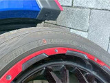 右前タイヤのサイズは215/50 R17 95Wです。