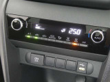 【オートエアコン】車内温度を感知して自動で温度調整をしてくれるのでいつでも快適な車内空間を創り上げます!どの席に座っても快適なドライブが楽しめます♪