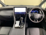 乗る者の気持ちをときめかせる上質な室内空間となっております。視界も広々で運転しやすいです。