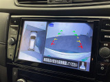 【アラウンドビューモニター】まるでクルマを真上から見下ろしたかのような視点で駐車をサポートします!クルマの斜め後ろや真横など、前後左右の4つのカメラの映像が合成されて、モニターに映し出されます。
