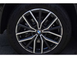 BMW純正アロイホイール。安心の純正タイヤが標準装備です。お車詳細や展示状況はフリーダイヤル(0078-6002-498412)またはBPS城東鶴見06-6933-6600迄お気軽にお問合せ下さい。