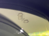 【ブラインドスポットインフォメーション】走行中、ドアミラーの死角になりやすい箇所に後続車が接近するとサイドミラー付近に警告を表示、ドライバーに注意喚起をしてくれます。
