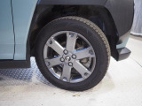 実車はアルミホイール組みのスタッドレスタイヤを装着、このタフトには夏用タイヤが付属しています。