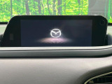 【8.8インチマツダコネクト】車内の雰囲気にマッチした大型のディスプレイ。スマホ接続でのナビ使用やBluetooth再生等、様々な機能が楽しめます。直感的なダイヤル操作が可能で、使い勝手も良好です。