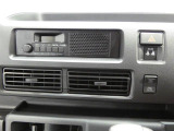 【シンプルなオーディオ】ラジオ機能を備えており移動中も情報収集が可能です。お客様の用途に合わせたナビ等の取り付けも承りますので、お気軽にご相談ください。