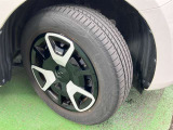 15インチの純正スチールホイールを履いています。185/65R15サイズのタイヤです。
