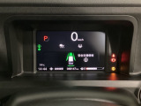 デジタル表示のスピードメーターとタコメーター、燃費やオドメーターなどの表示の他に、ホンダセンシング機能などの表示もできる多機能なマルチインフォメーション・ディスプレイです。