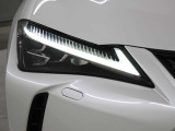 LEDヘッドランプにはアダプティブハイビームシステム「AHS」を採用。光検出カメラで車両検出をし、先行車や対向車に直接ハイビームを当てないように部分遮光します。