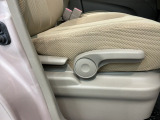 シートハイトアジャスターが付いているので運転姿勢を調整するのに便利ですね。身長に合ったシートポジションは安全運転や疲労軽減にもつながります。
