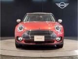 MINIのフロントグリルのデザインはイギリスで生まれた当初から、シルバーのサイドバーが折り重なった伝統的なデザインで御座います。その伝統はBMWのお車になってからでも少しずつ形を変えて守られております