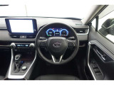 スポーティームード溢れる運転席周りですね。 クイックなドライビングに対応できるよな運転席回りになっています。 ドライブがますます楽しくなりますね!
