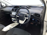 運転席周りのレイアウトをご覧ください。ナビゲーションが綺麗に装着されすっきり収まってますね!