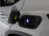 急速充電器は、商業施設など外出先の公共の充電ステーションでご利用いただけます。CHAdeMOに対応し、短時間で急速充電!150kWの急速充電器を使用した場合、充電率10%から80%まで、約32分で充電できます。