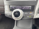 【オートエアコン】一度お好みの温度に設定すれば、車内の温度を検知し風量や温度を自動で調整。暑い&hellip;寒い&hellip;と何度もスイッチ操作をする必要はありません。快適な車内空間には必須の機能ですね♪