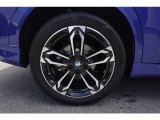 BMW純正アロイホイール。安心の純正タイヤが標準装備です。お車詳細や展示状況はフリーダイヤル(0078-6002-498412)またはBPS城東鶴見06-6933-6600迄お気軽にお問合せ下さい。