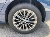 【BMWアロイホイル】軽量かつ強度に拘ったアロイホイル。走行性能ポテンシャルを引き出す設計。車の足元を引き締めてくれる大きなポイントはアロイホイルです。