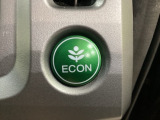 ECON モードをON にするとアクセルペダルの動きに対するエンジンの反応とエアコンの制御を切り換えることで、燃費のいい運転をするドライバーがペダルを踏んだ時と同じようにエンジンを制御します。