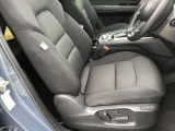 マツダ車のシートは人間工学に基づき設計されています。ハンドルを握る体勢が自然なポジションになるようにシートの作り込みをおこなっていますので、ロングドライブでも疲れにくいです!