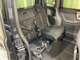後席をはね上げれば、「もうひとつの荷室」が生まれます。
