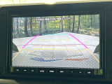 【バックカメラ】駐車時に後方がリアルタイム映像で確認できます。大型商業施設や立体駐車場での駐車時や、夜間のバック時に大活躍!運転スキルに関わらず、今や必須となった装備のひとつです!