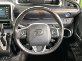 【純正革巻きステアリング】上質な革を使用することで、手にしっかり馴染みとても運転しやすいハンドルです♪