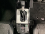 CVT車のセレクトレバーです。低速から高速まで、変速ショックのないスムーズな走りを実現するとともに、エンジン効率のよい領域を維持することで燃費にも貢献します。