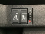 【両側パワースライドドア】両側がパワースライドドアになっており、運転席のスイッチやスマートキーでも開閉が可能です!開口部も広いので乗り降りも楽々♪