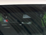 【トヨタセーフティセンス】走行中に前方の車両等を認識し、衝突しそうな時は警報とブレーキで衝突回避と被害軽減をアシスト。より安全にドライブをお楽しみいただけます。