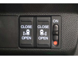 両側パワースライドドア付で、挟み込み防止機能によりお子様の乗り降りも安心!車内・車外のドアハンドルからはもちろんのこと運転席スイッチやリモコンキーからも開閉操作が可能で大変便利な装備となっております!