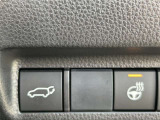 パワーバックドアスイッチ。  ステアリングヒーター付き。寒い日のドライブも、手のひらから温めてくれます。