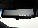 デジタルインナーミラー付きです。ヘッドレストや荷物などで視界を遮られずに、円滑な後方確認をサポートします。