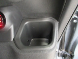 運転席側の手の届きやすい位置にドリンクホルダーが付いています。