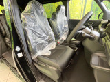 運転席まわりには十分なスペースがあり、大柄な方でもゆったり運転していただける環境です。
