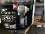 自然に手が届き、操作性の良いインパネシフトに、パーキングブレーキは、電子制御パーキングブレーキです。