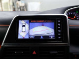 パノラミックビューモニター付きです。車両を上から見たような映像をディスプレイオーディオ画面に表示。運転席からの目視だけでは見にくい、車両周辺の状況をリアルタイムでしっかり確認できます。