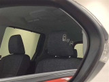ブラインドスポットモニター(BSM)を装備しています。隣を走る車両が死角に入るとミラー内LEDインジケーターが点灯。さらに、ウィンカーを出すとインジケーターが光って点滅して注意を促してくれます。