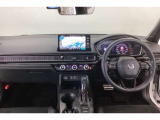 【ハンドル】運転にかかわる様々な操作を安全に行えるように視点移動が少なく操作性に配慮されたスイッチ類が凝縮されたコックピットです。