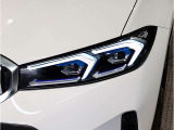 【LEDヘッドライト】先進のLEDテクノロジーを採用。放射される白色光の周波特性は太陽光に近く、バイキセノン・ヘッドライトを上回るコントラストで更に明るく輝きます!