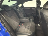 リアシートは足元も広く、長距離運転になってもゆったりとできるように、カップホルダー付きアームレストがついてます。